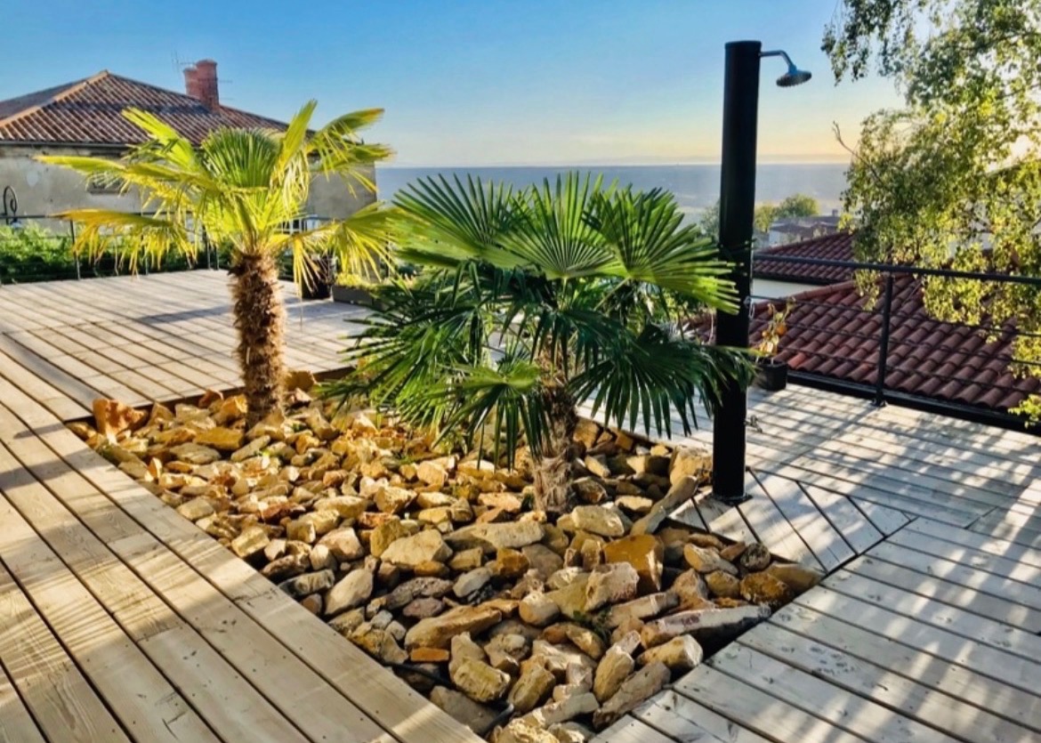 Chantier d'entretien de jardin réalisé par Lohmgarden , paysagiste du réseau Factotum, près de Lachassagne
