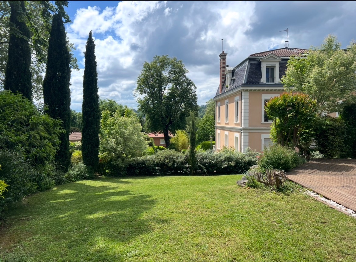 Chantier d'entretien de jardin réalisé par Lohmgarden , paysagiste du réseau Factotum, près de Lachassagne